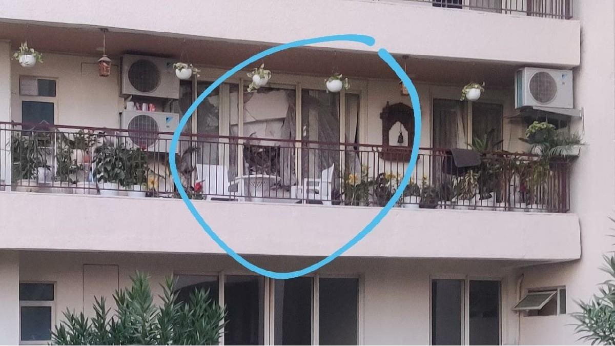 मलबे में अब भी दो लोगों के फंसे हुए हैं.