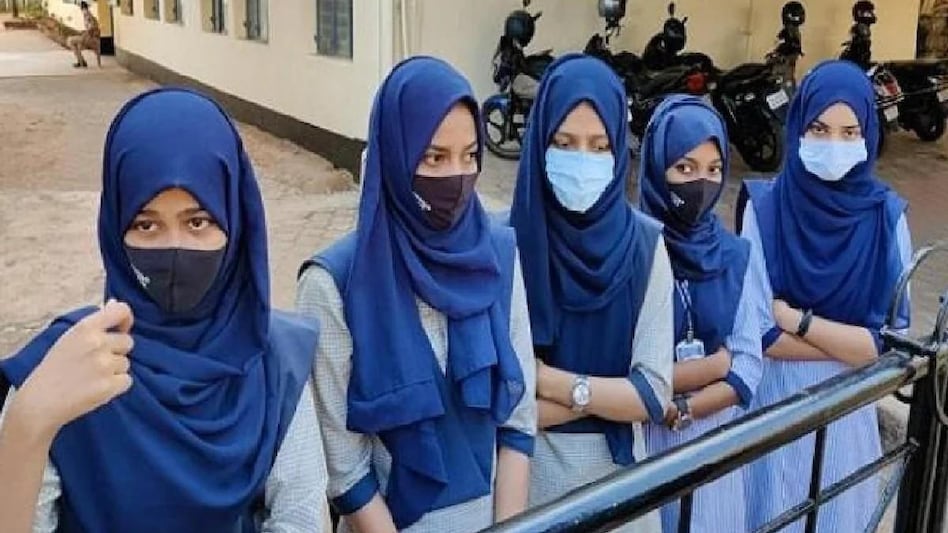 Hijab Controversy: मुस्लिम लड़कियों को मिला JNU की छात्राओं का सपोर्ट, 200 छात्राओं ने जारी किया बयान - Hijab Controversy 200 women students of JNU support Muslim students ntc - AajTak