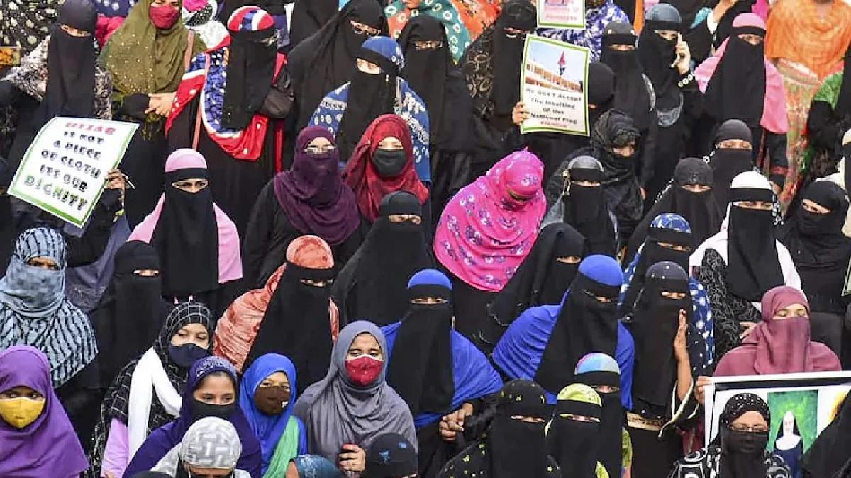 हिजाब बैन को लेकर भारत में भी प्रदर्शन हो रहे हैं (File Photo)