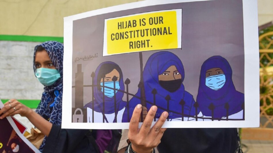 हिजाब के समर्थन और विरोध में छात्र आमने-सामने हैं (तस्वीर - उडुपी, PTI)