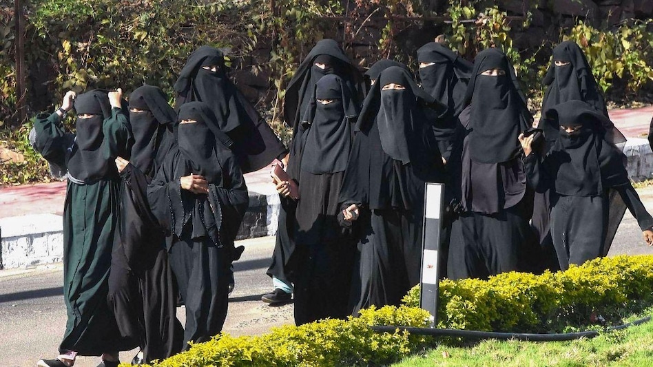 Hijab Row: भारत में 10 में से 9 मुस्लिम महिलाएं चेहरा ढंकती हैं, जानें ऐसा करने वाली हिंदू-सिख औरतें कितनी? - karnataka hijab row muslim hindu sikh women covering face in india