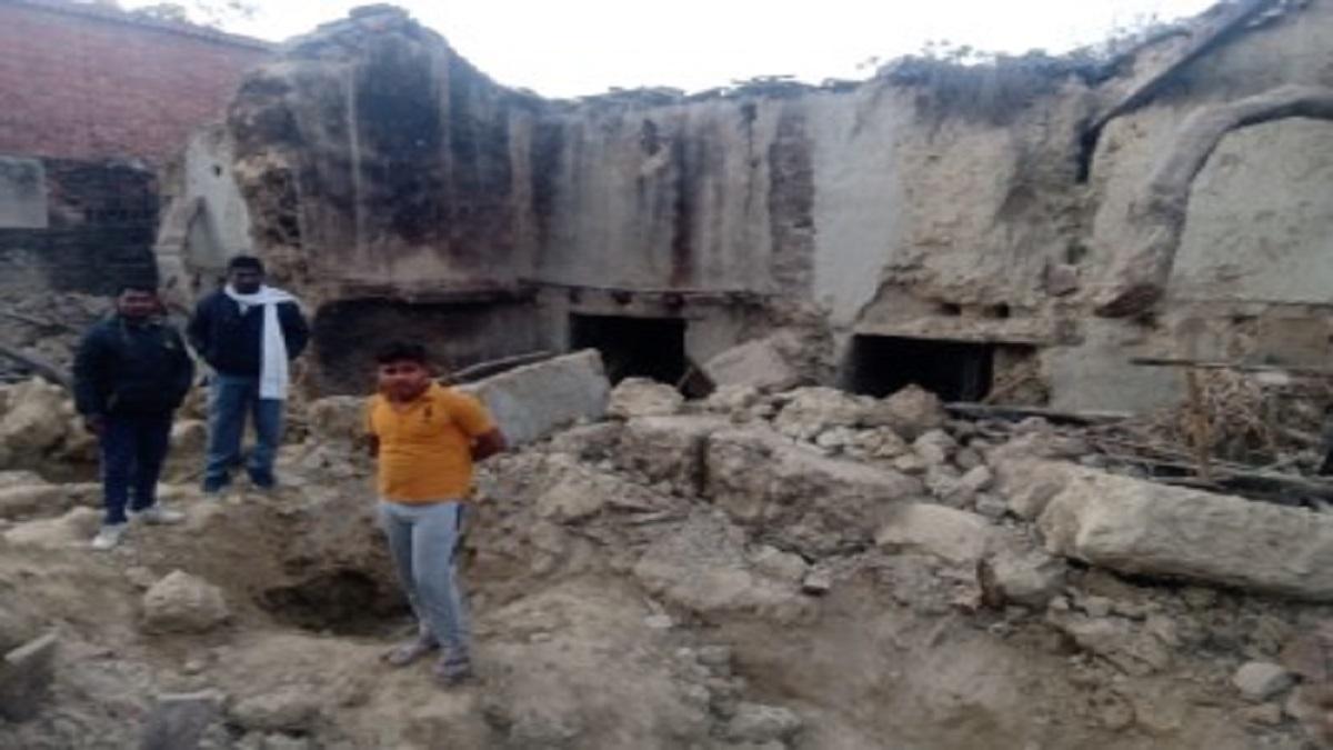 आजमगढ़ में ढह गया कच्चा मकान, 4 मजदूर दबे, एक की हो गई मौत. (Photo: Aajtak)