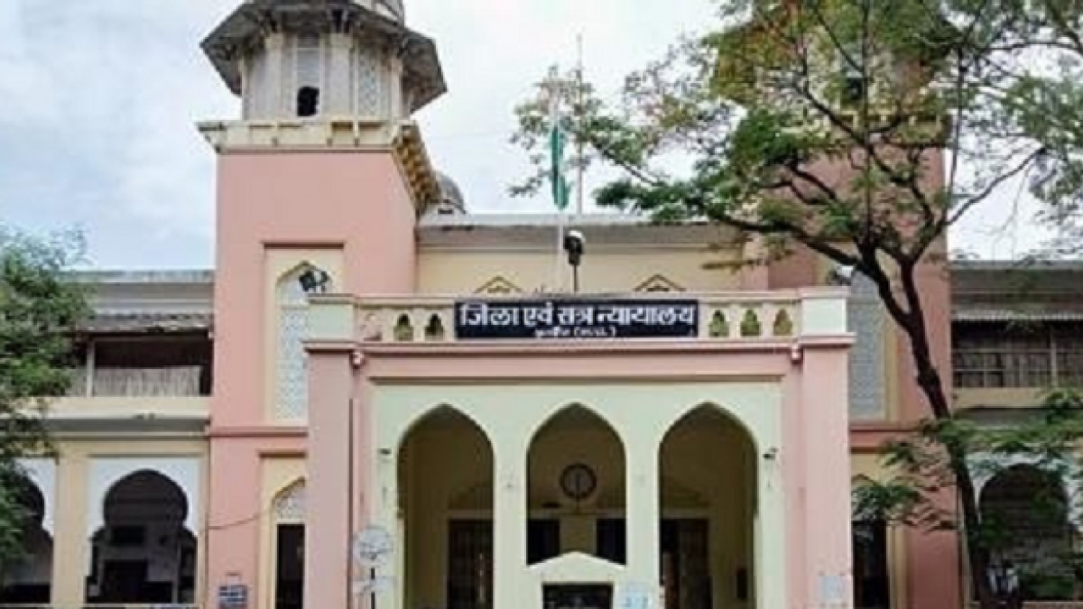 इंस्टाग्राम पर पति ने अपने दोस्तों के साथ फोटो में पत्नी को किया टैग, मामला पहुंचा कोर्ट