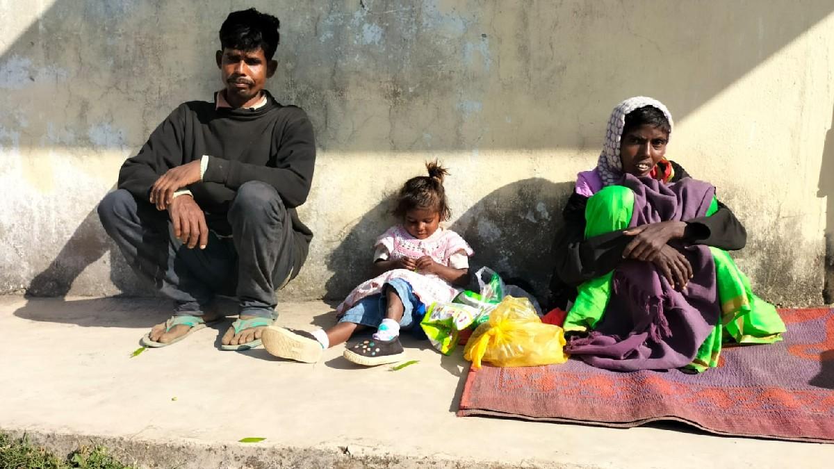 अपने पति बजरंग और बच्चे के साथ गुड़िया.