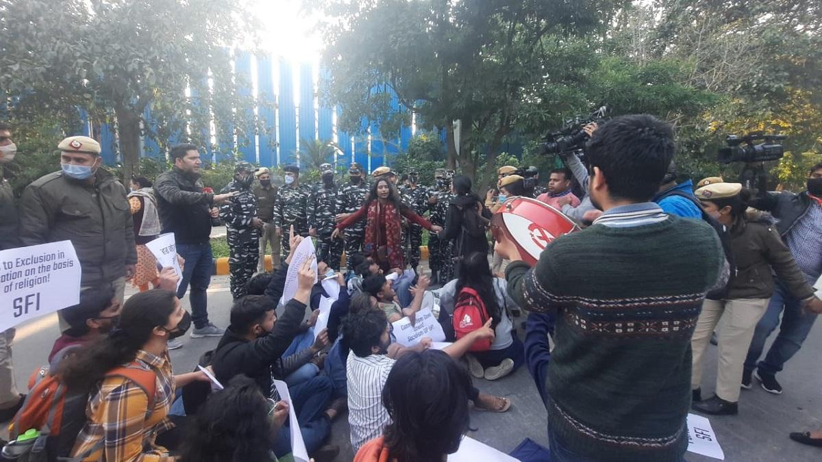 हिजाब विवाद: दिल्ली में विरोध प्रदर्शन की योजना बना रहे JNUSU अध्यक्ष समेत SFI कार्यकर्ता हिरासत में