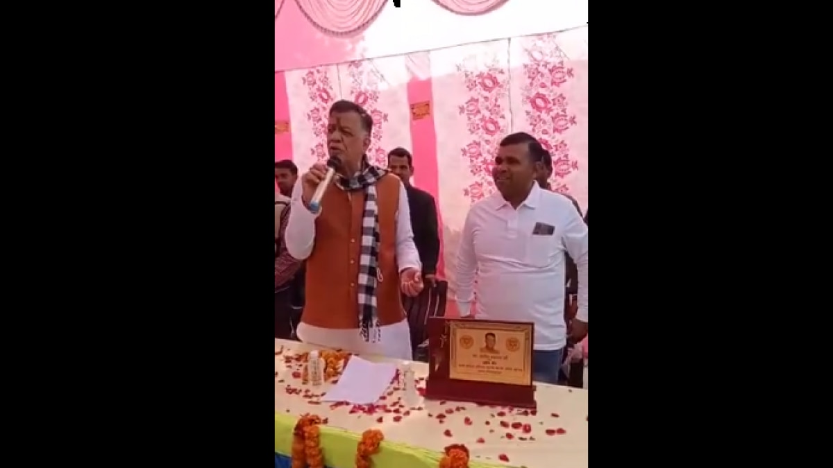 कानपुर: जनसभा को संबोधित कर रहे थे मंत्री, तभी आ गया गायों का झुंड, Video