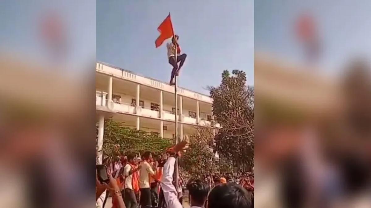 तिरंगे के पोल पर फहराया गया भगवा झंडा