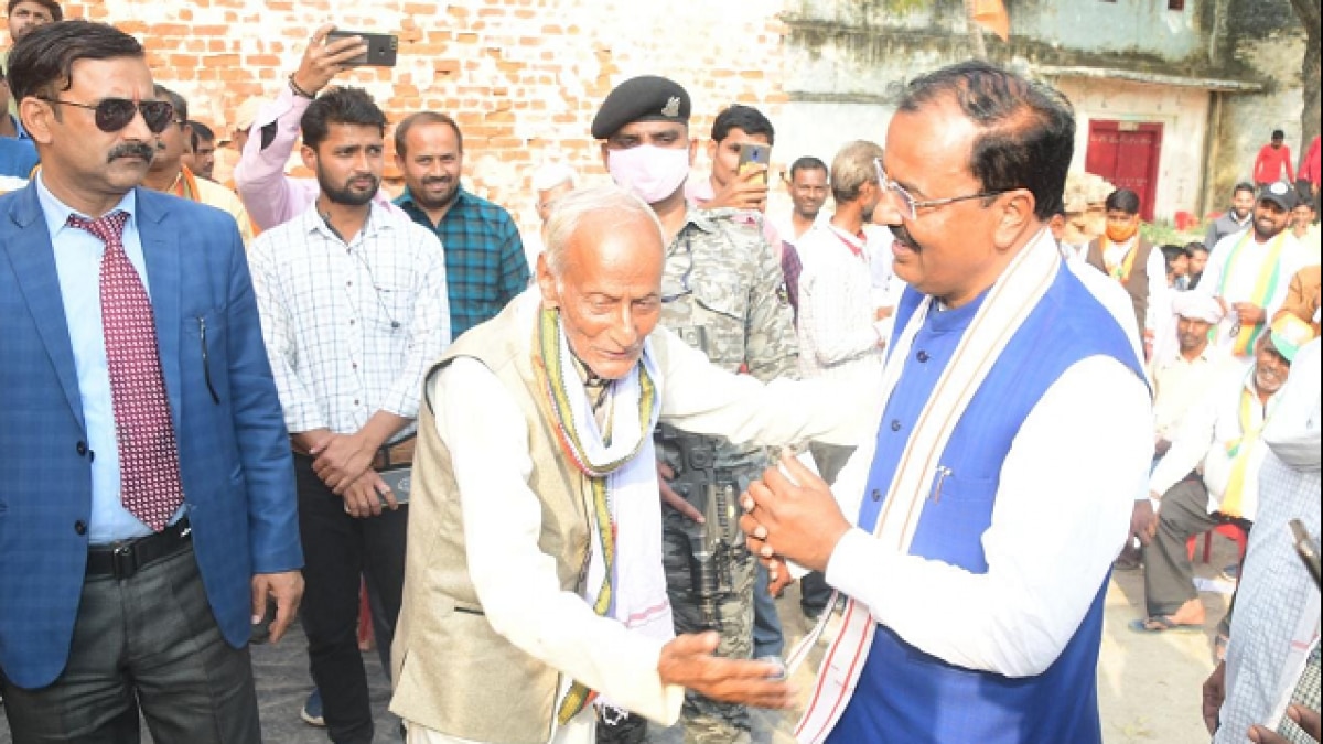 सिराथू में जनसंपर्क करते डिप्टी सीएम केशव प्रसाद मौर्य