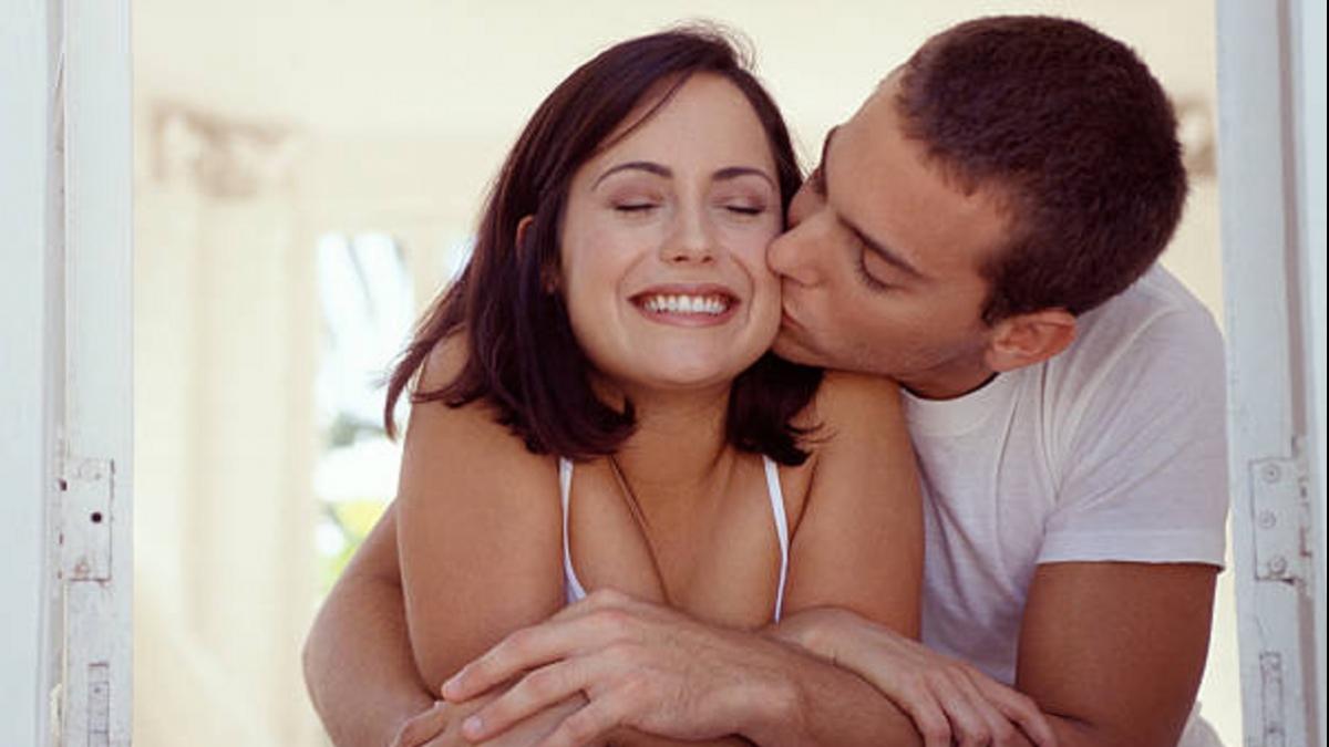 Happy Kiss Day 2022: रिश्ते की गहराई बयां करते हैं ये 7 तरह के किस (Photo: Getty Images)