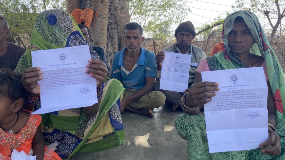 नोटिस दिखाते कोल आदिवासी