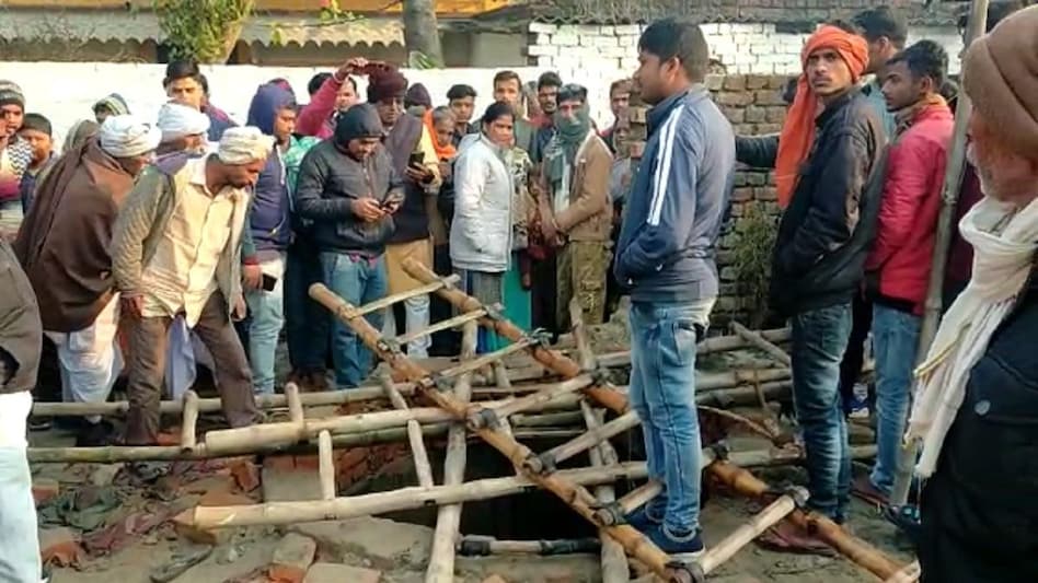 हादसे के बाद घटनास्थल पर अब तक लोगों की भीड़ इकट्ठा है.