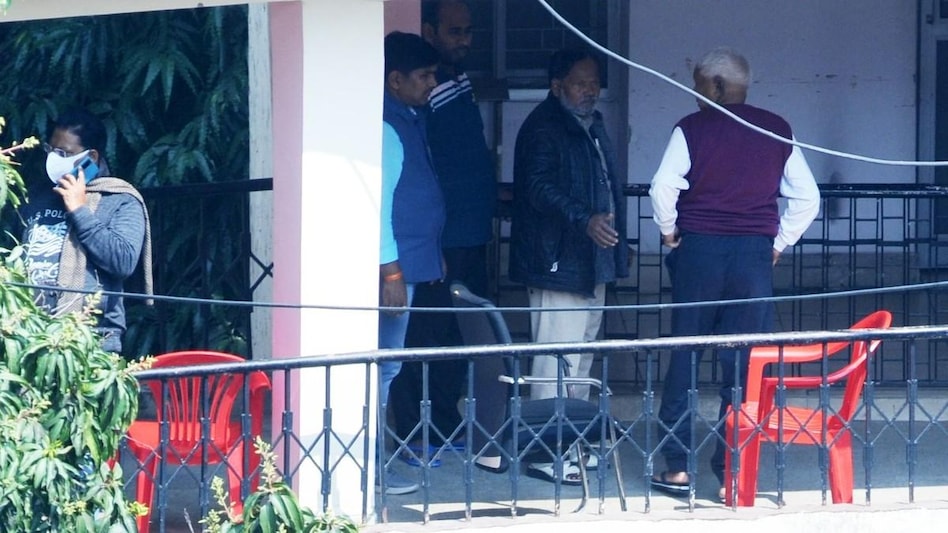 इस वायरल तस्वीर को आधार बनाकर लालू पर जेल मैनुअल तोड़ने के आरोप लग रहे हैं.