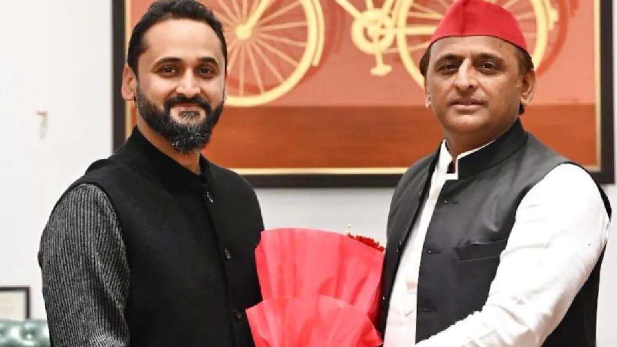 मयंक जोशी ने अखिलेश यादव के निवास पर पहुंचकर उनसे मुलाकात की थी.