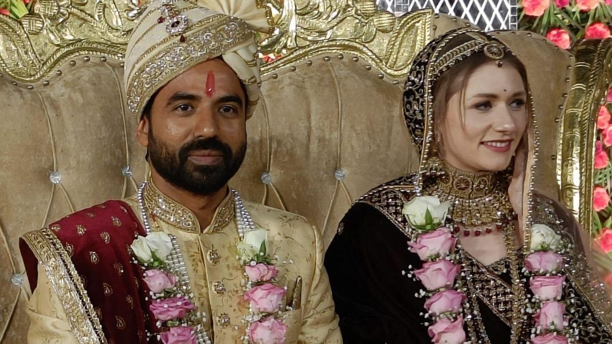 राजस्थान का दूल्हा सागर और जर्मनी की दुल्हन मेलिनी.