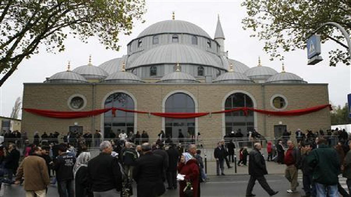 जर्मनी की मस्जिद में तोड़फोड़, दरवाजे पर बनाया स्वास्तिक का चिह्न