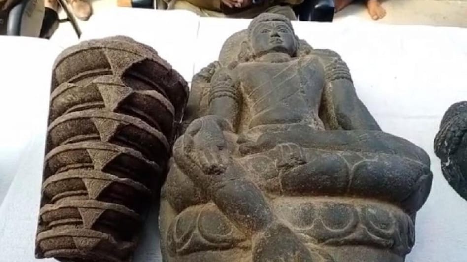 बिहार के गया में अंतर्राष्ट्रीय मूर्ति तस्कर गिरोह के पांच अपराधी गिरफ्तार, 6 मूर्तियों समेत मंदिरों के 4 प्राचीन स्तूप भी बरामद, कीमत 1 करोड़ के पार | Deshaj Times बिहार के गया में अंतर्राष्ट्रीय मूर्ति तस्कर गिरोह के पांच तस्कर गिरफ्तार, 6 मूर्तियों समेत मंदिरों के 4 प्राचीन स्तूप भी बरामद, कीमत 1 करोड़ के पार, बरामद अलग-अलग आकृति की भगवान बुद्ध की मूर्ति व प्राचीन स्तूप।