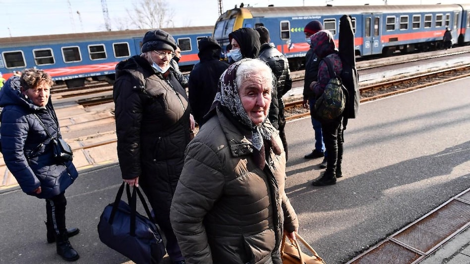Russia-Ukraine War: महिला-बच्चों को देश छोड़ने की इजाजत, लेकिन पुरुषों को जंग के लिए रोक रहा Ukraine - Russia Ukraine War Women children allowed to leave Ukraine stopping men for war ntc -