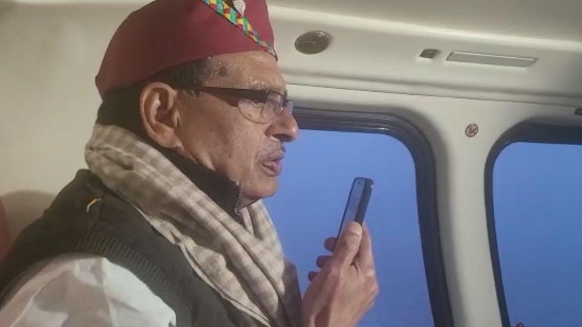 हेलीकॉप्टर से मोबाइल के जरिए जनसभा को संबोधित करते सीएम शिवराज सिंह