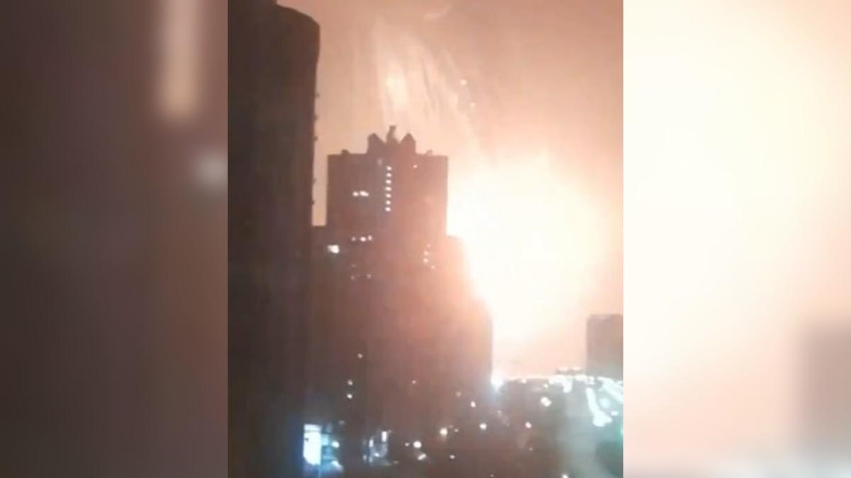 यूक्रेन की राजधानी कीव के आसमान में बरसते आग के गोले.