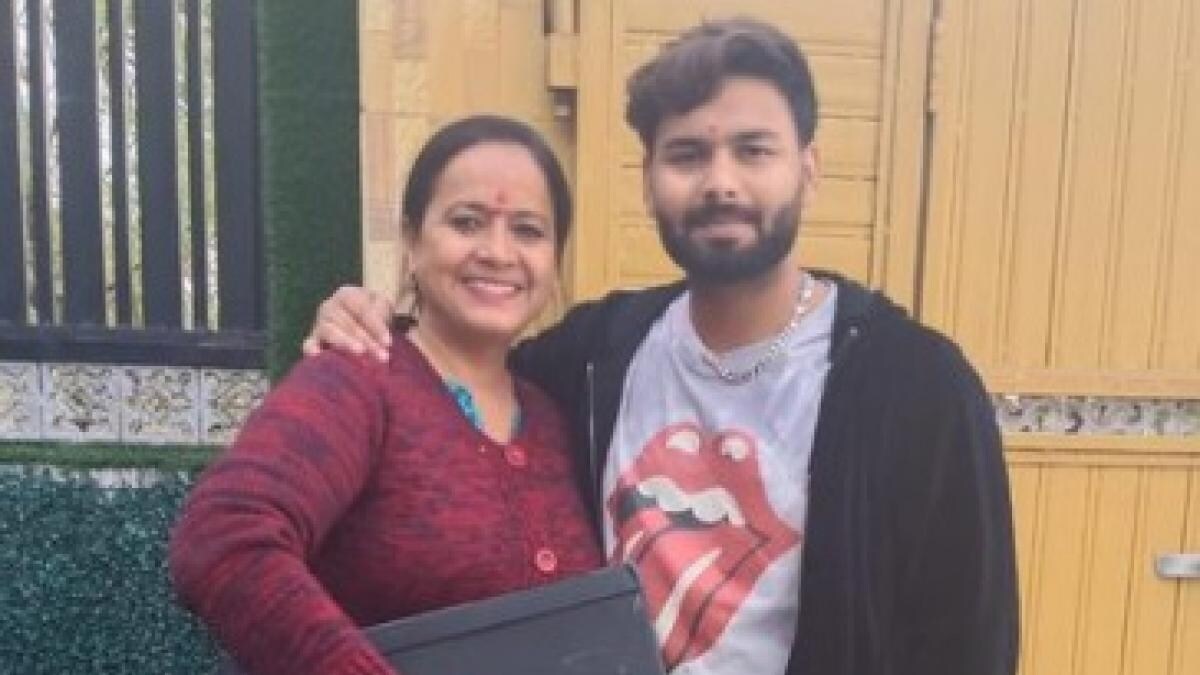 Rishabh Pant: क्रिकेट से मिले ब्रेक का लुत्फ उठा रहे ऋषभ पंत, मां के साथ  शेयर की तस्वीर - rishabh pant shares picture with his mother satoj pant see  the post tspo -