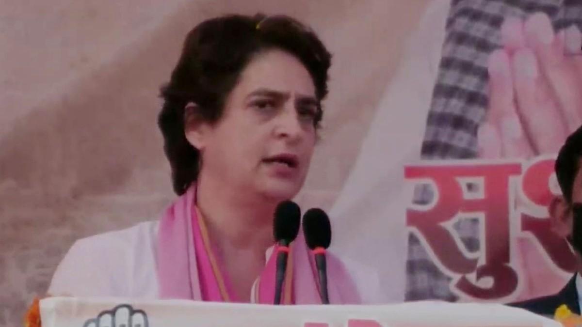 रायबरेली में चुनावी जनसभा को संबोधित करती प्रियंका गांधी वाड्रा. (फोटो- ट्विटर)