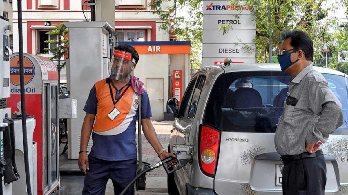 Petrol-Diesel Price Today: पेट्रोल-डीजल पर मिल रही राहत जारी, कीमतें आज भी स्थिर, जानिए अपने शहर का लेटेस्ट रेट