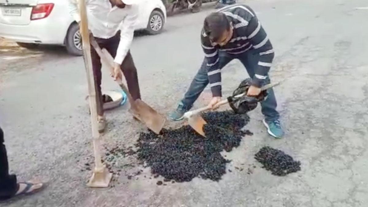 मनोज वाधवा 8 सालों से भर रहे हैं सड़कों के गड्ढे