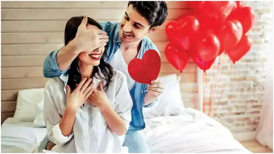 Valentine Week 2022: आज Propose Day, यहां देखें Valentine's day तक की पूरी लिस्ट - Valentine Week see the complete list of Valentine Week here chocolate day teddy day promise day hug