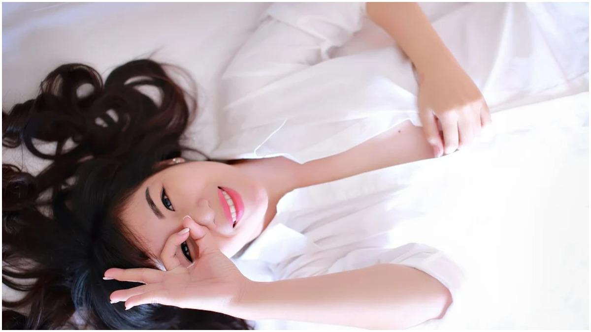 रात में सोते समय भूलकर भी ना करें ये गलतियां, वरना स्किन हो जाएगी खराब और बेजान (Photo Credit: Pixabay)