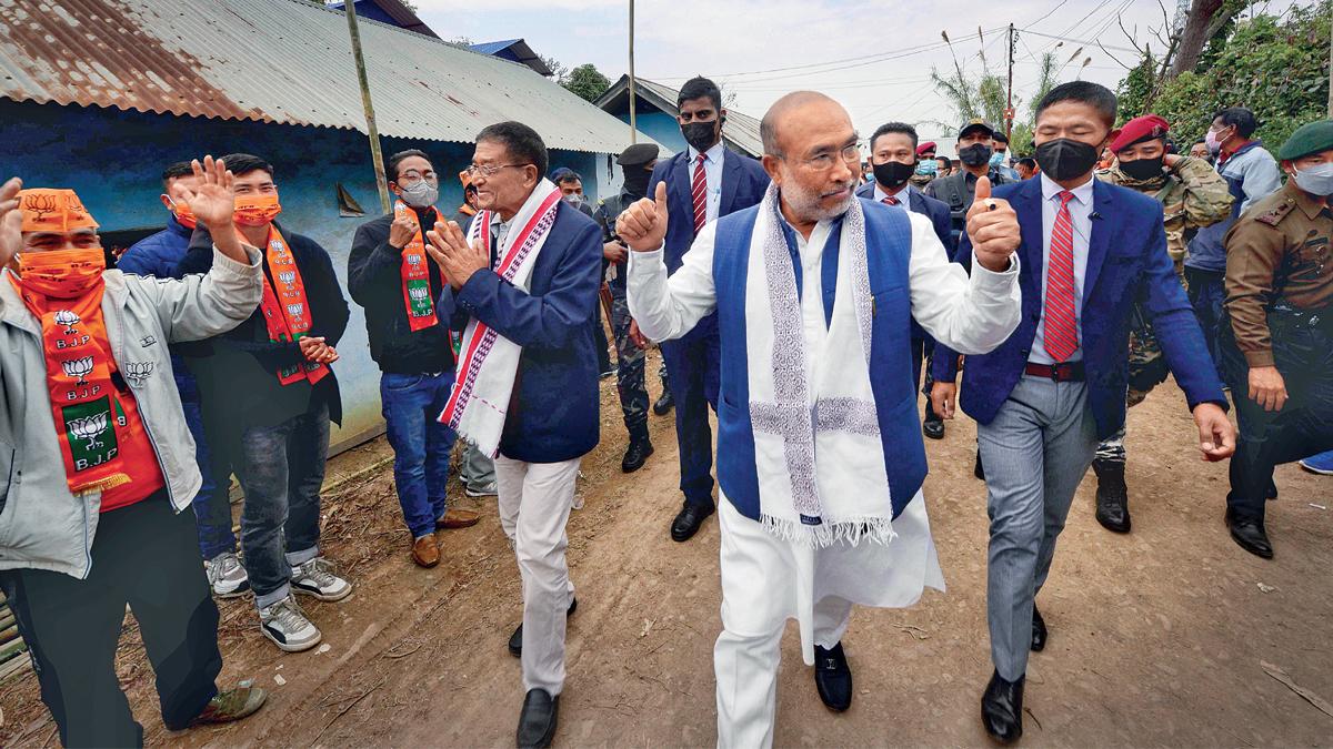 नब्ज पर हाथ एन. बीरेन सिंह (बीच में) 10 फरवरी को सैकुल विधानसभा क्षेत्र में चुनाव प्रचार करते हुए