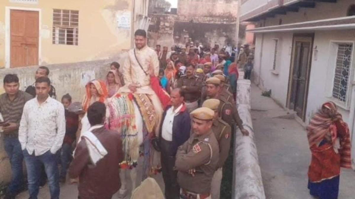 रस्म के दौरान घोड़ी पर सवार पुलिस कर्मी दूल्हा.