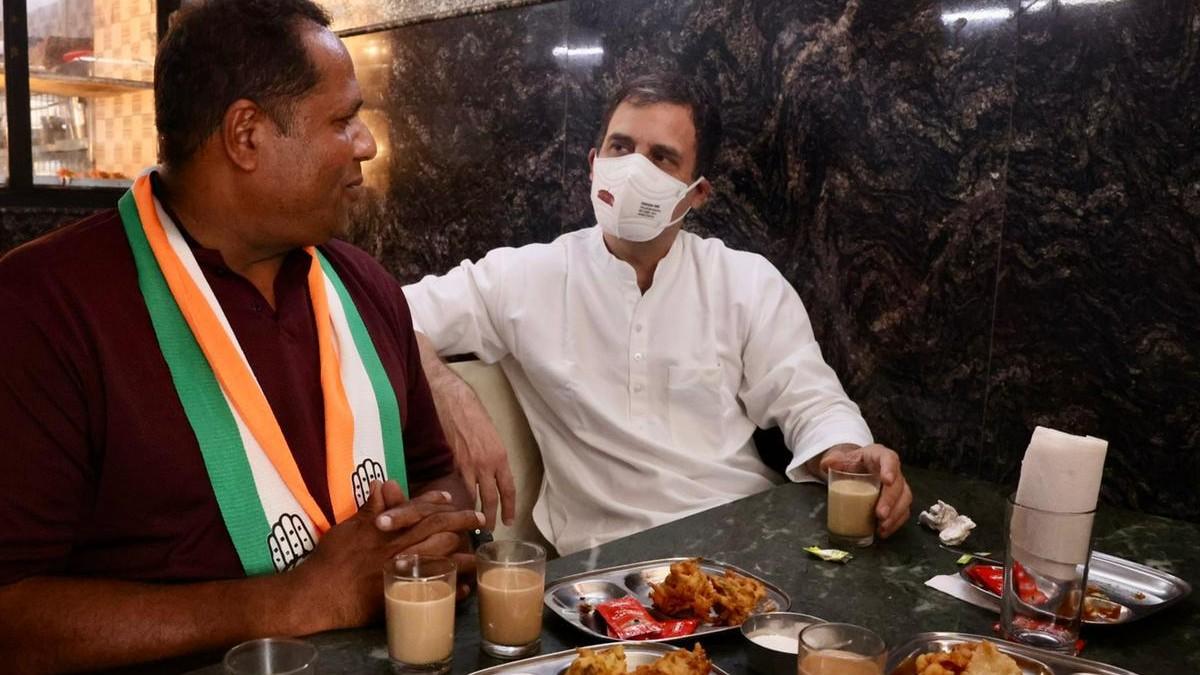 गोवा में पार्टी के नेता के साथ राहुल गांधी. 