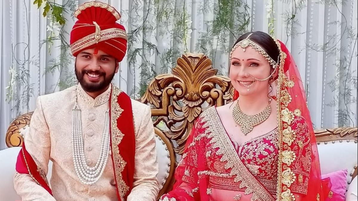 दूल्हे के साथ रिआनन हैरीज (Courtesy- Twitter/RhiannonUKGov)