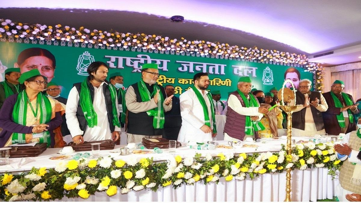 आरजेडी की बैठक में तेज प्रताप और तेजस्वी यादव