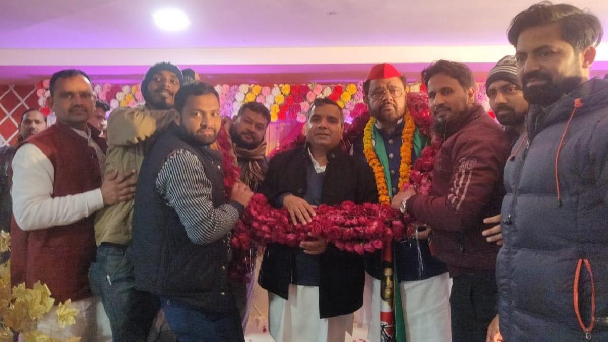 बदायूं विधानसभा के सपा प्रत्याशी हाजी रईस के लिए प्रचार करने पहुंचे धर्मेंद्र यादव. 