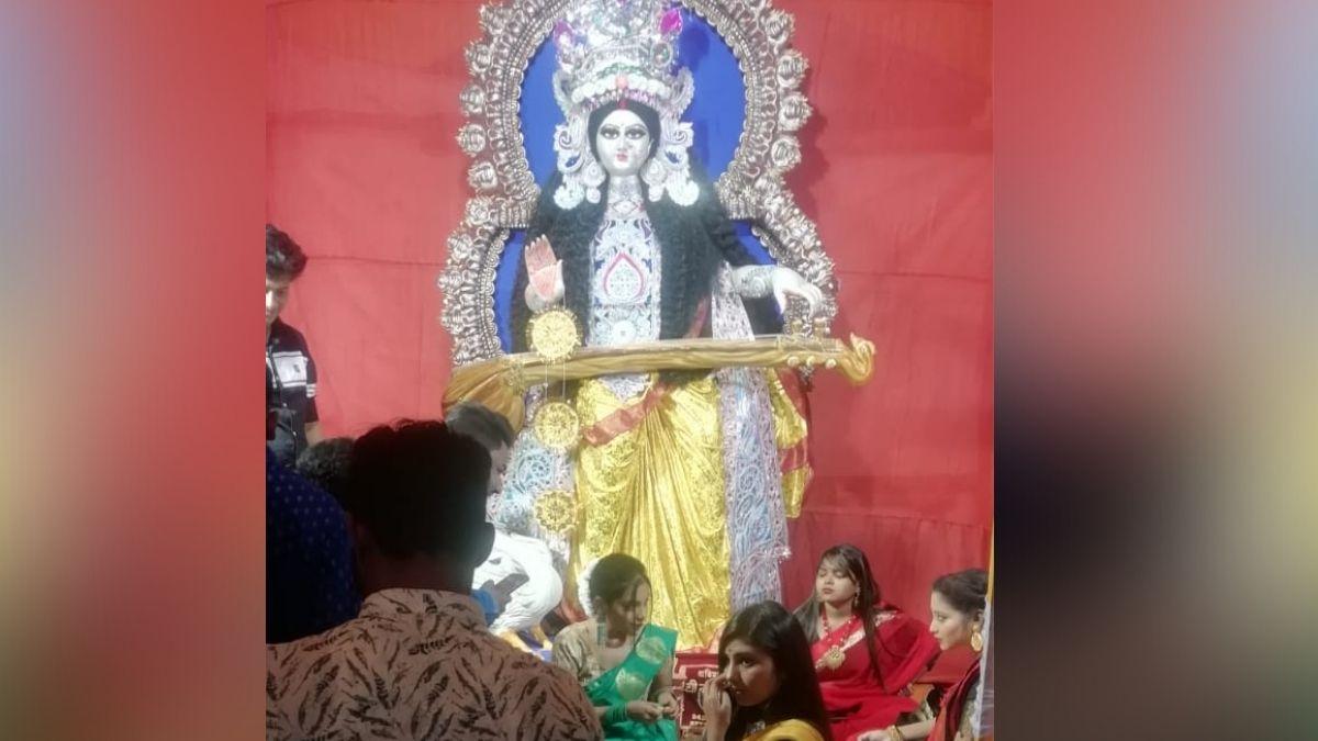 कोलकाता में स्टूडेंट्स ने सरस्वती पूजा की (फोटो- प्रोबीर बिस्वास)