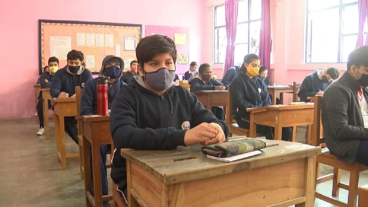 School Reopening: स्‍कूलों में क्‍लासेज़ शुरू करने के लिए केंद्र ने जारी की गाइडलाइंस और SOP