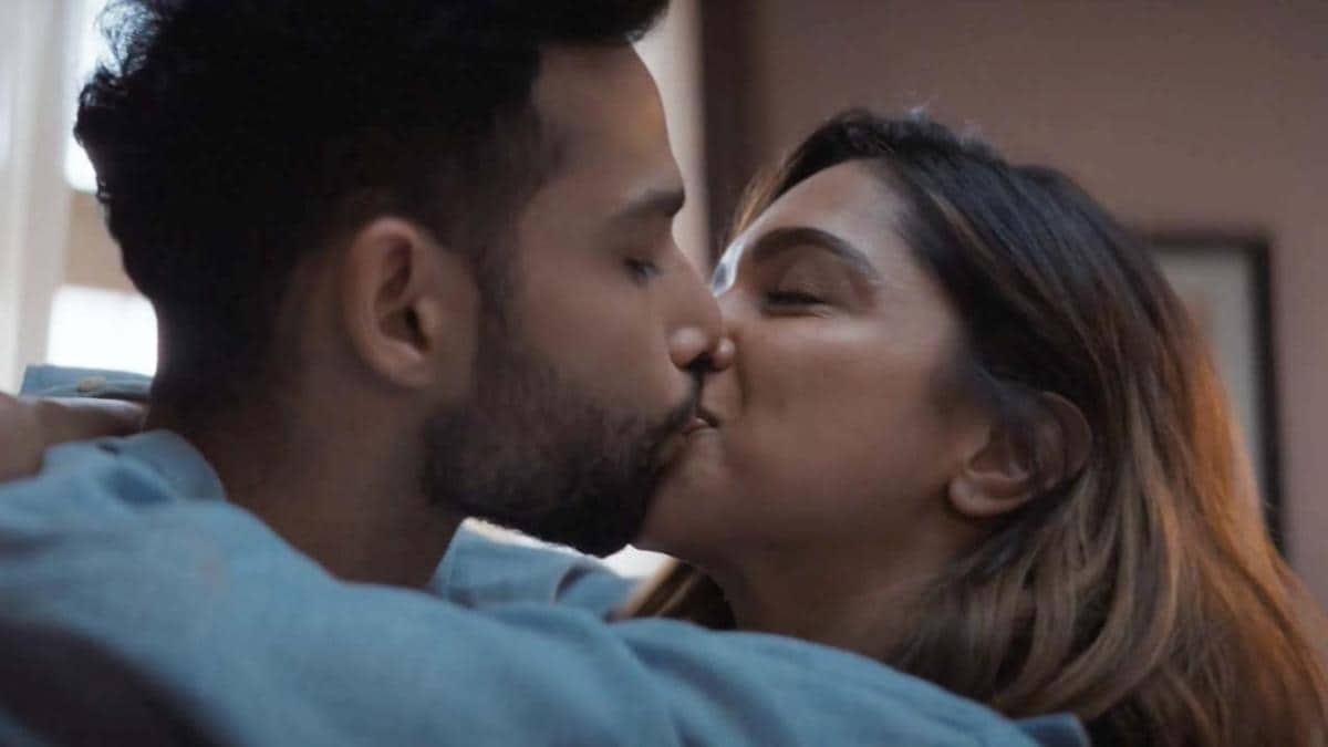 Deepika Padukone संग किसिंग सीन देख चौंके Siddhant Chaturvedi के चाचा, गांव से फोन कर पूछा ये अजीब सवाल - Gehraiyaan actor Siddhant Chaturvedi says uncle called after seeing kiss with Deepika