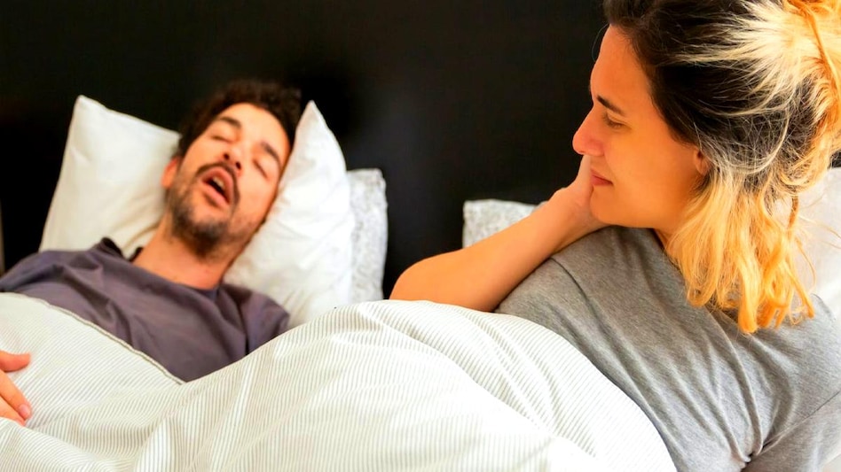 Snoring: खर्राटे लेना हो सकता है इस गंभीर बीमारी का लक्षण, डॉक्टर्स ने दी चेतावनी - snoring could be signs of serious health issues obstructive sleep apnea doctors warns tlif - AajTak