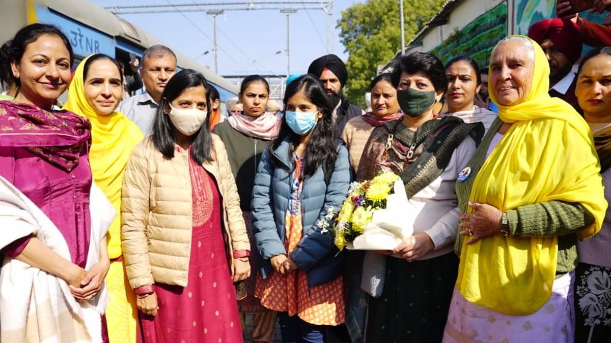 पंजाब में प्रचार करने पहुंचीं केजरीवाल की पत्नी और बेटी