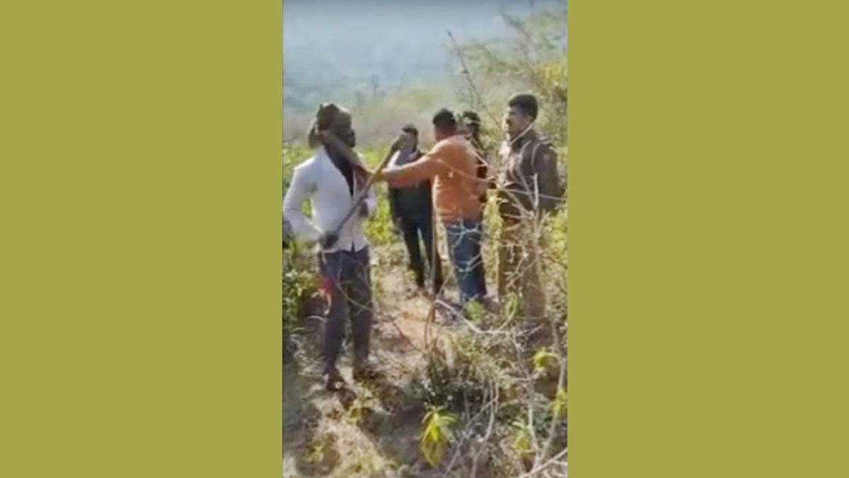 शराब माफियाओं ने पुलिसकर्मियों को बंधक बनाकर पीटा