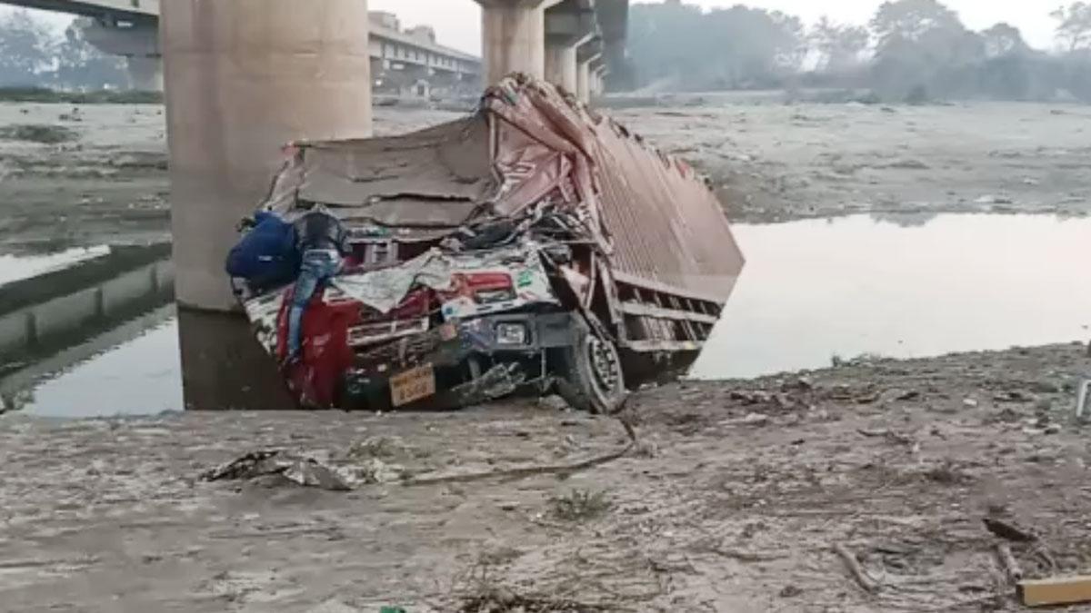 गंगा नदी में गिरा ट्रक 