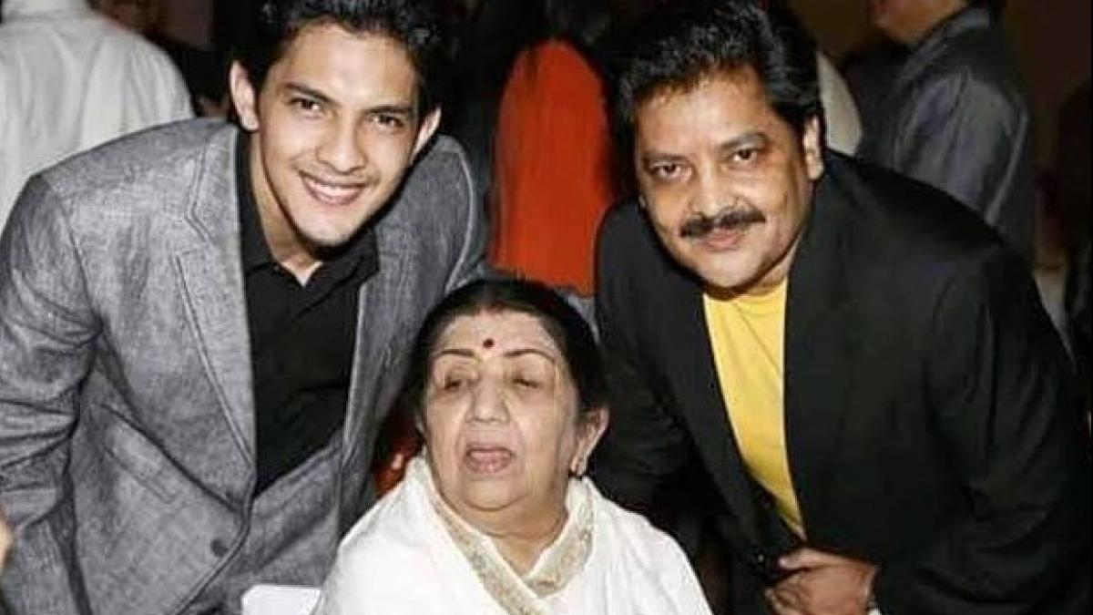 लता मंगेशकर संग उदित नारायण और आदित्य नारायण