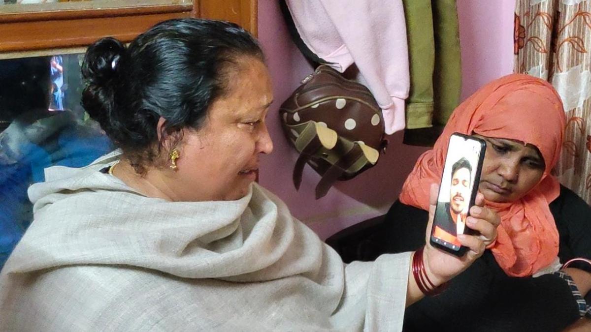 गाजीपुर का सैफ भी यूक्रेन में फंसा है. वह अपने माता-पिता से वीडियो कॉल पर बात कर रहा है