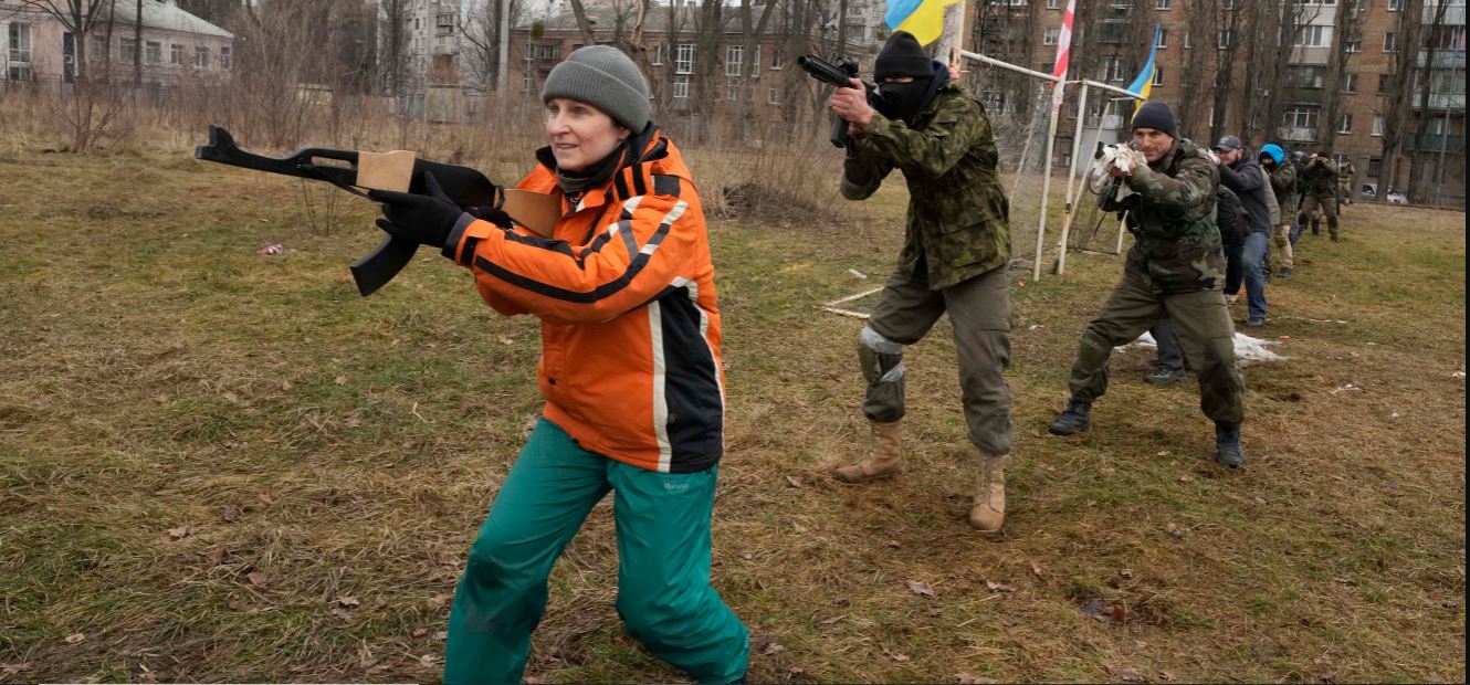 यूक्रेन की राजधानी कीव में युद्ध की ट्रेनिंग लेते नागरिक (फोटो- पीटीआई)