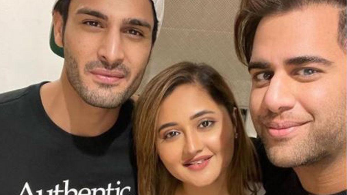 उमर रियाज, रश्मि देसाई और राजीव अदातिया