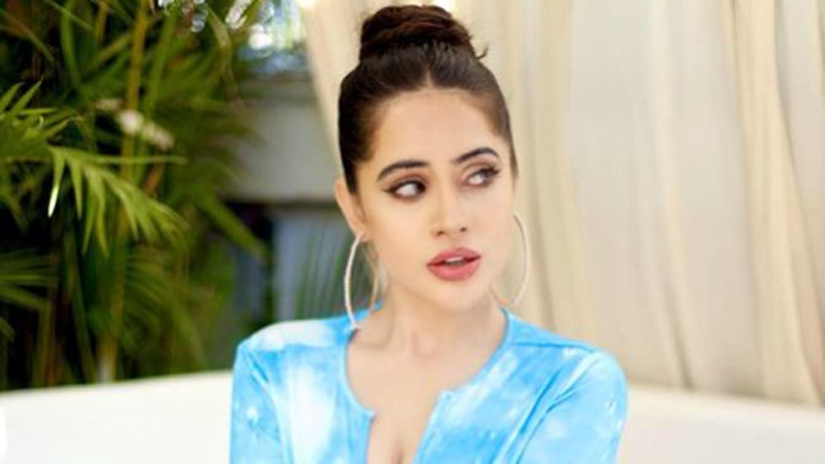 बिकिनी पहनकर Urfi Javed ने लहराईं भीगी जुल्फें, देखकर कहोगे 'कोई तो रोक लो'