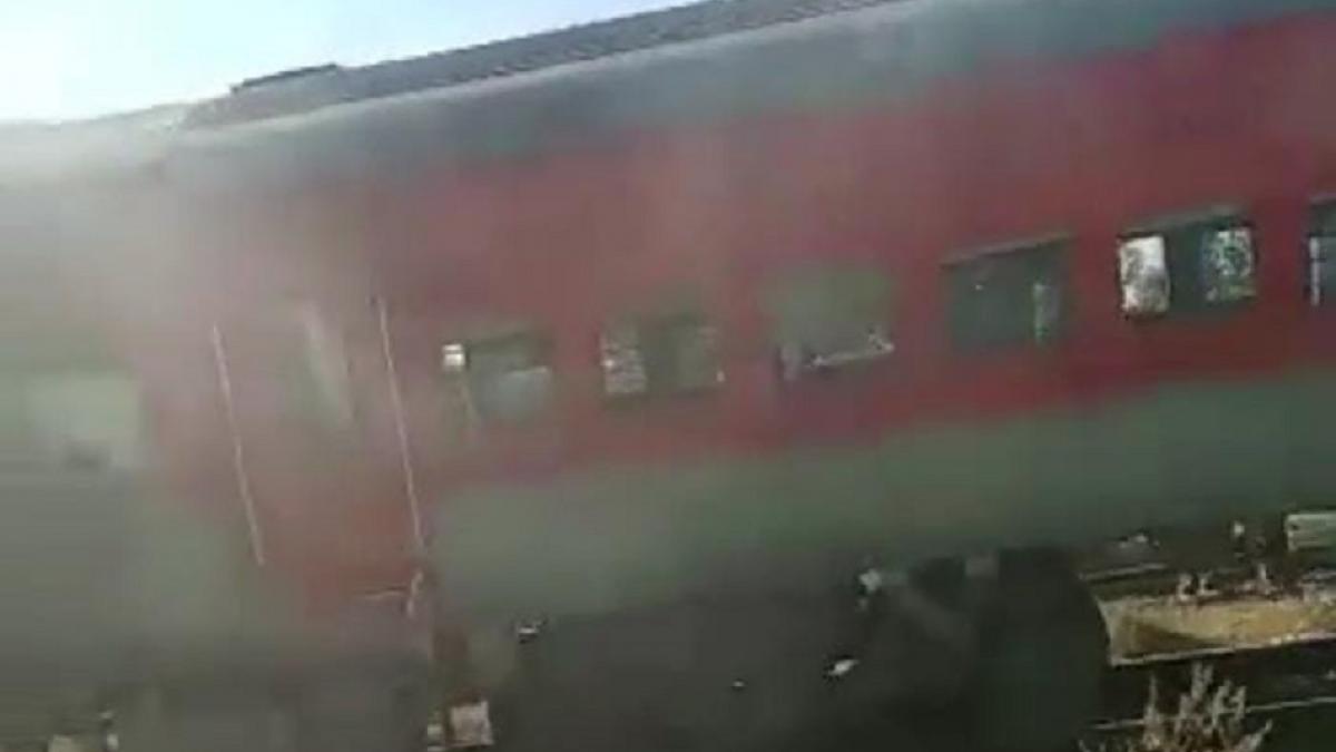 दानापुर एक्सप्रेस के बोगी से निकला धुआं