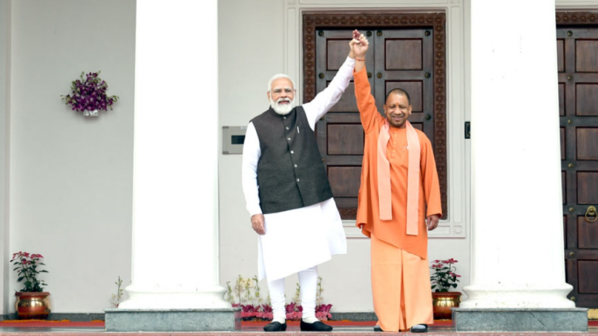 पीेमम मोदी ने थामा सीएम योगी का हाथ