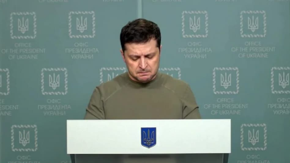 राष्ट्रपति Zelensky यूक्रेन की राजधानी कीव से भागे', रूसी मीडिया का दावा - Russia ukraine war Zelensky ran away kiev media ntc - AajTak